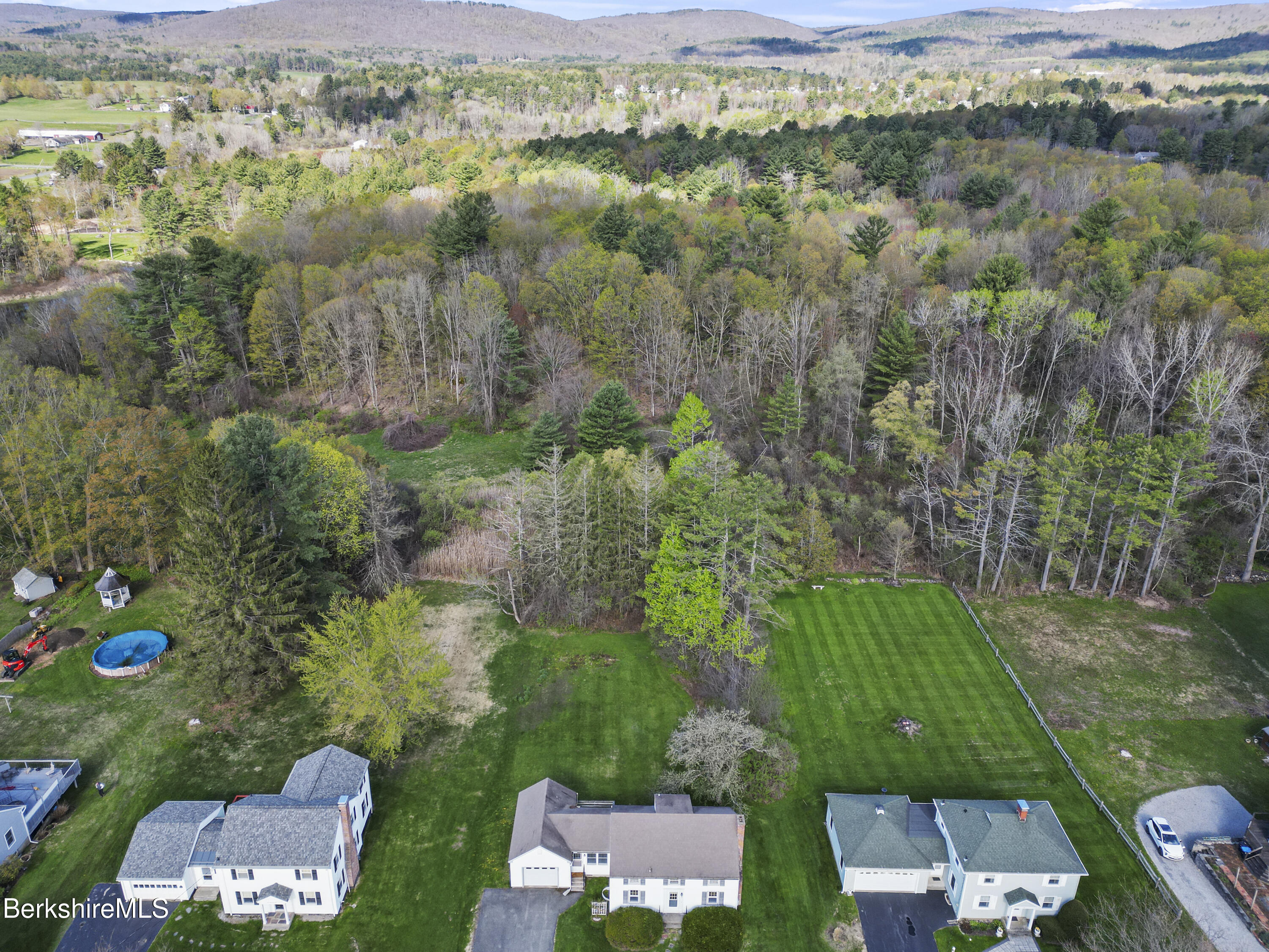 194 Eleanor Road Pittsfield, MA 01201 - Photo 37 of 39 905 Aerial View
