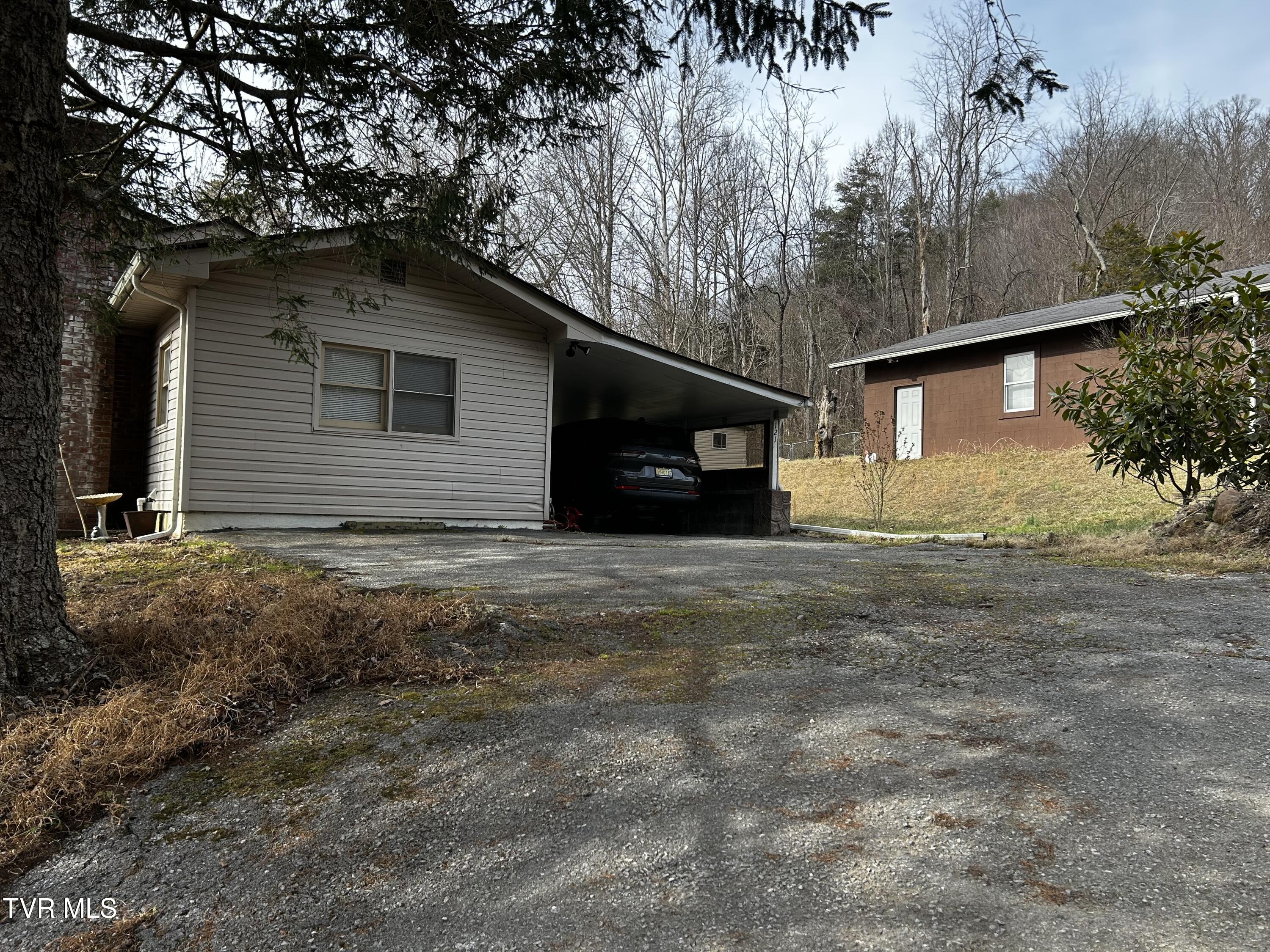 121 Garrison Hollow Road Elizabethton, TN 37643 - Photo 4 of 22 IMG_6285