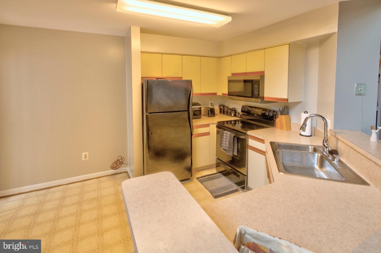 1019 Fallcrest Court, Unit 302 Bowie, MD 20721 - Photo 8 of 34 eat-in kitchen