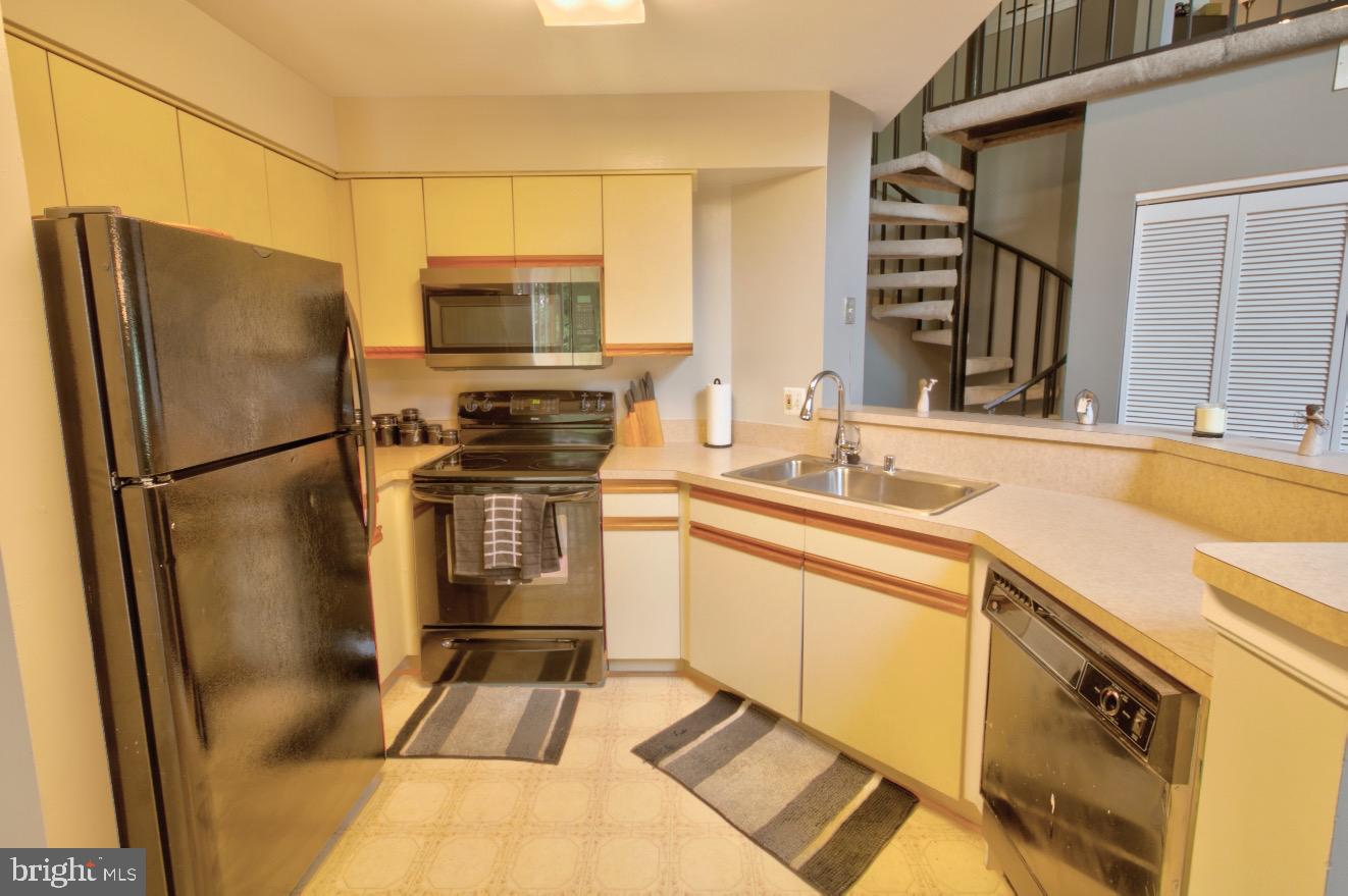 1019 Fallcrest Court, Unit 302 Bowie, MD 20721 - Photo 9 of 34 black appliances, new microwave
