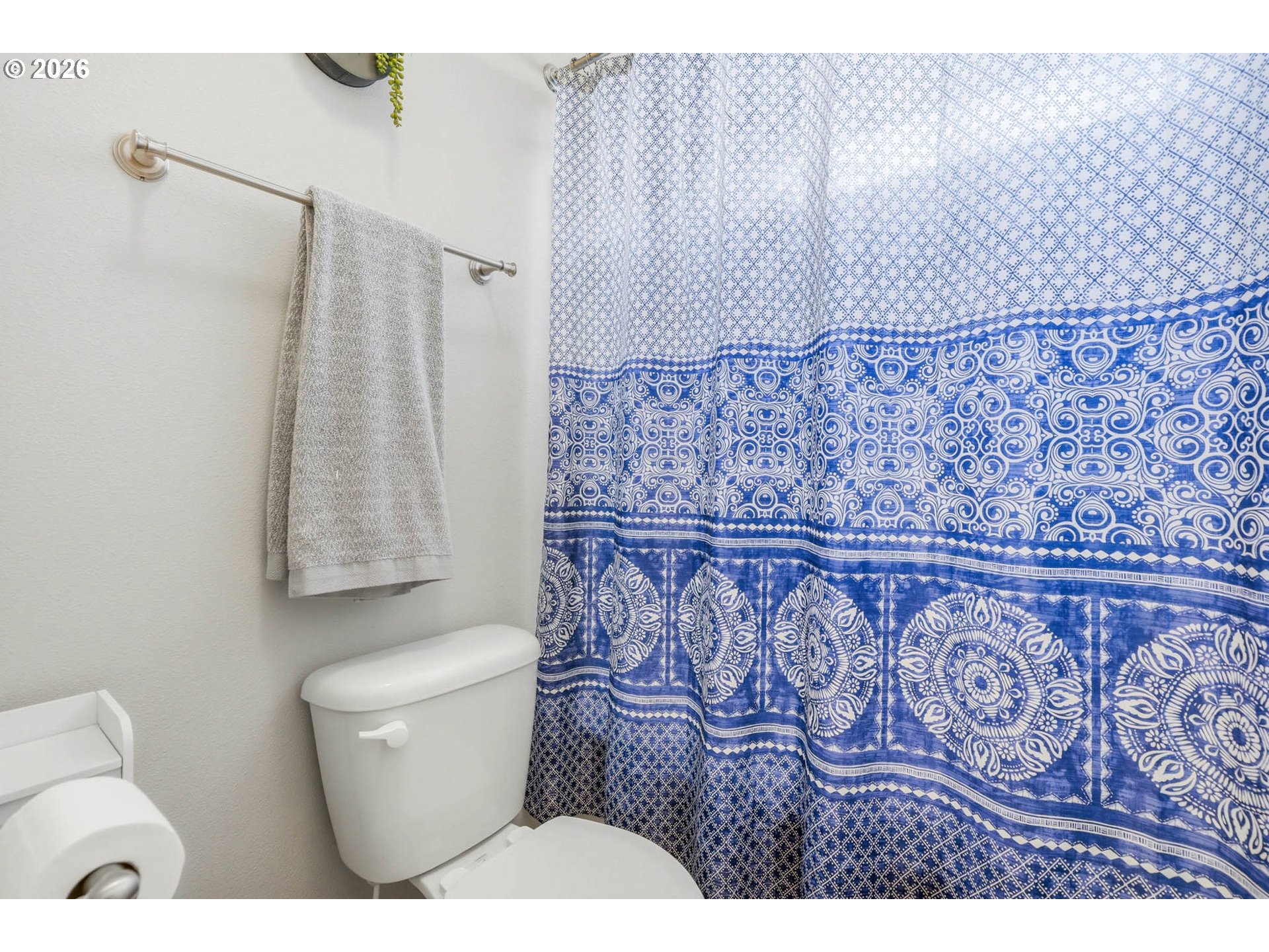 213 Sandy Court Boardman, OR 97818 - Photo 26 of 39 a bathroom with a toilet and a shower curtain
