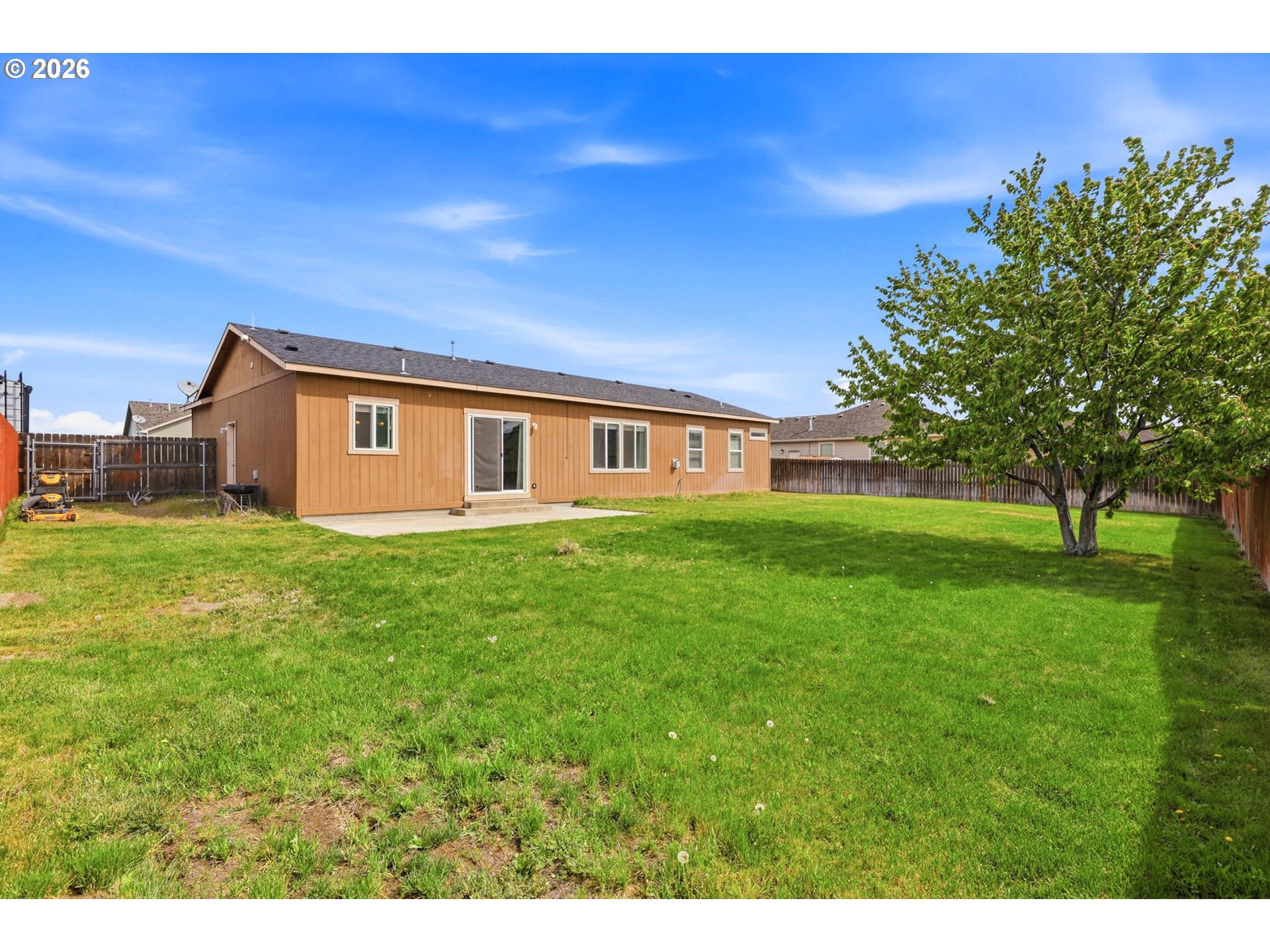 213 Sandy Court Boardman, OR 97818 - Photo 29 of 39 a view of a house with backyard and garden