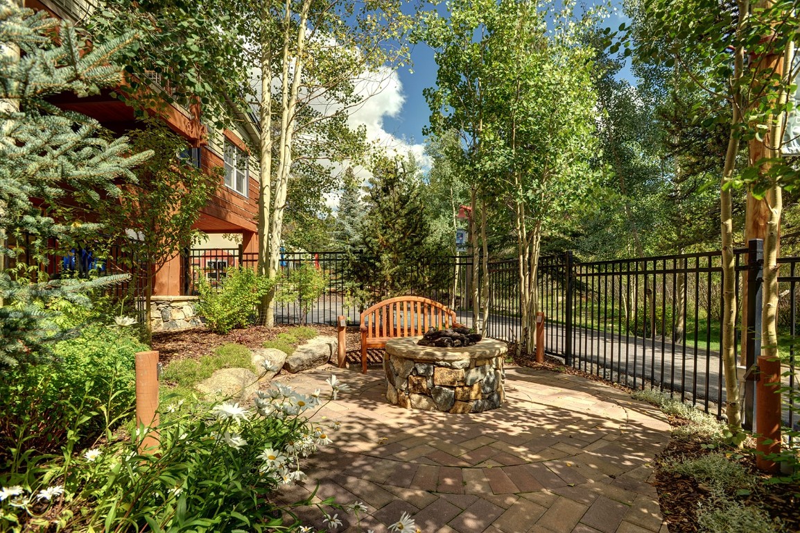 195 River Run Road, Unit 8022 Keystone, CO 80435 - Photo 31 of 35 Outdoor plaza