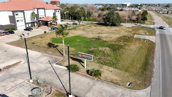 $350,000 | 860 South Highway 35 Bypass, Alvin, TX 77511