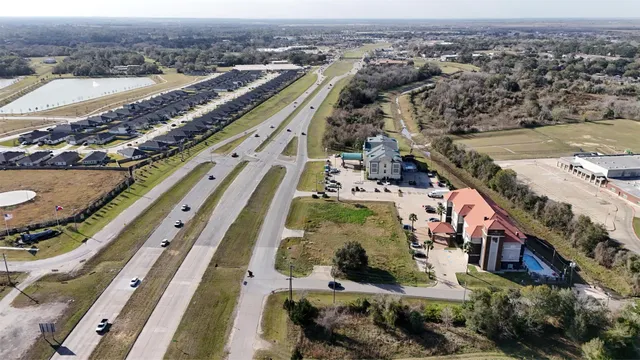 $350,000 | 860 South Highway 35 Bypass, Angleton, TX 77515
