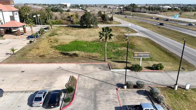 $350,000 | 860 South Highway 35 Bypass, Angleton, TX 77515