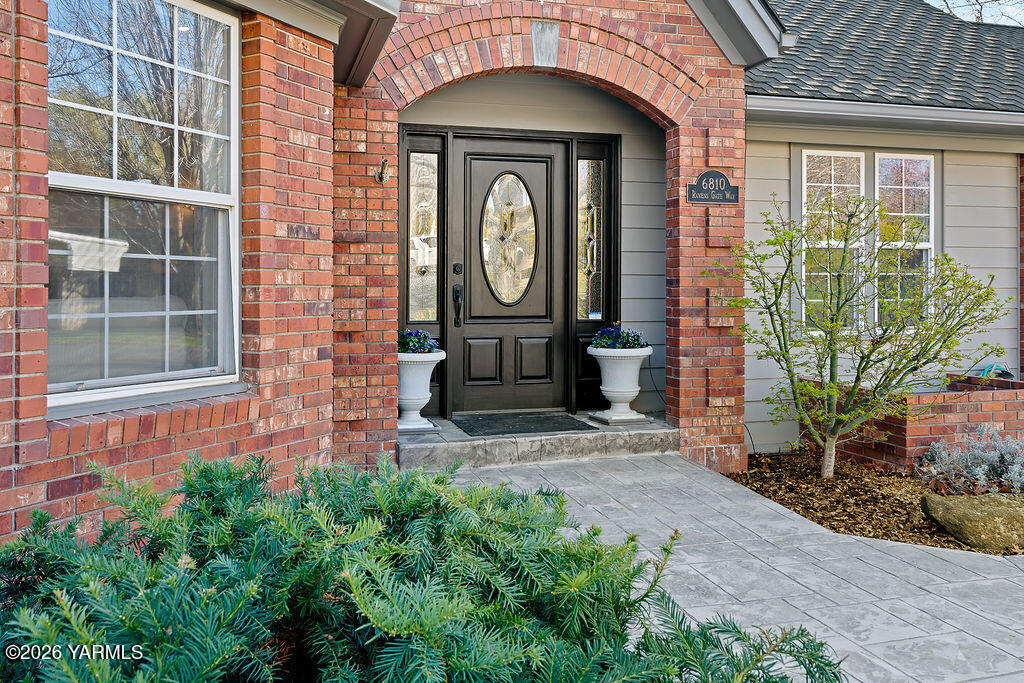 6810 Ravens Gate Way Yakima, WA 98908 - Photo 39 of 49 a front view of a house with garden