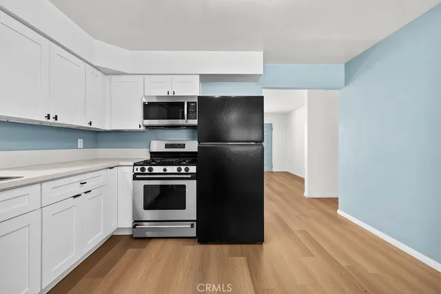 a view of empty room with ceiling fan