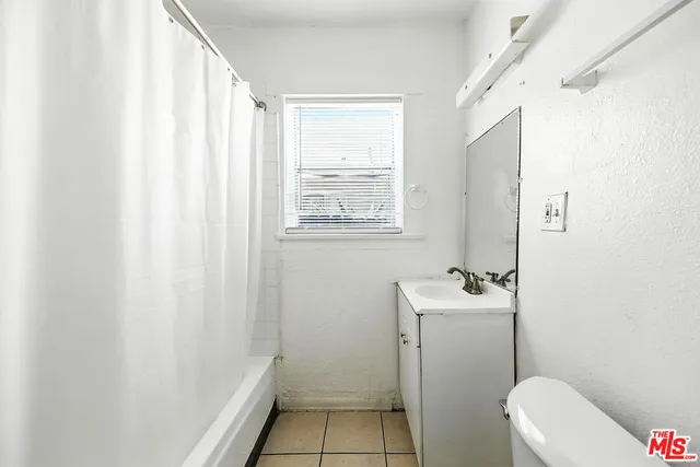 $2,795 | 3962 1/4 South Hobart Boulevard, Los Angeles, CA 90062