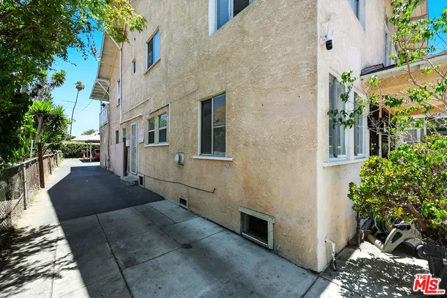$2,795 | 3962 1/4 South Hobart Boulevard, Los Angeles, CA 90062