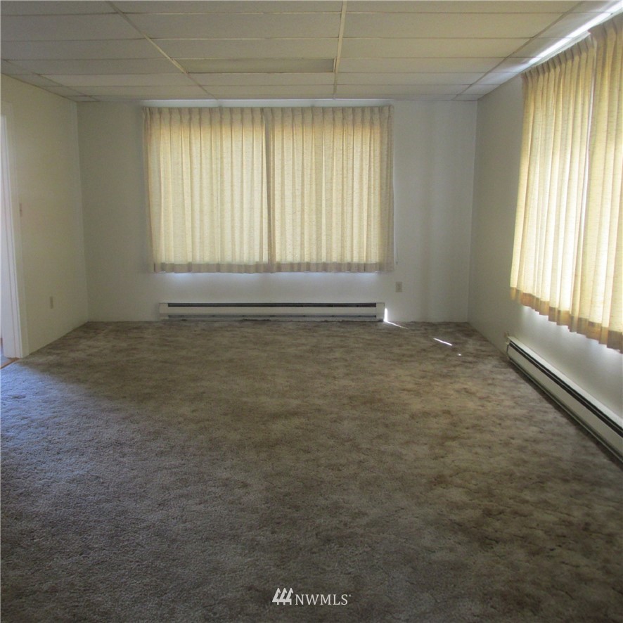 1020 J Street Hoquiam, WA 98550 - Photo 13 of 24 an empty room with windows