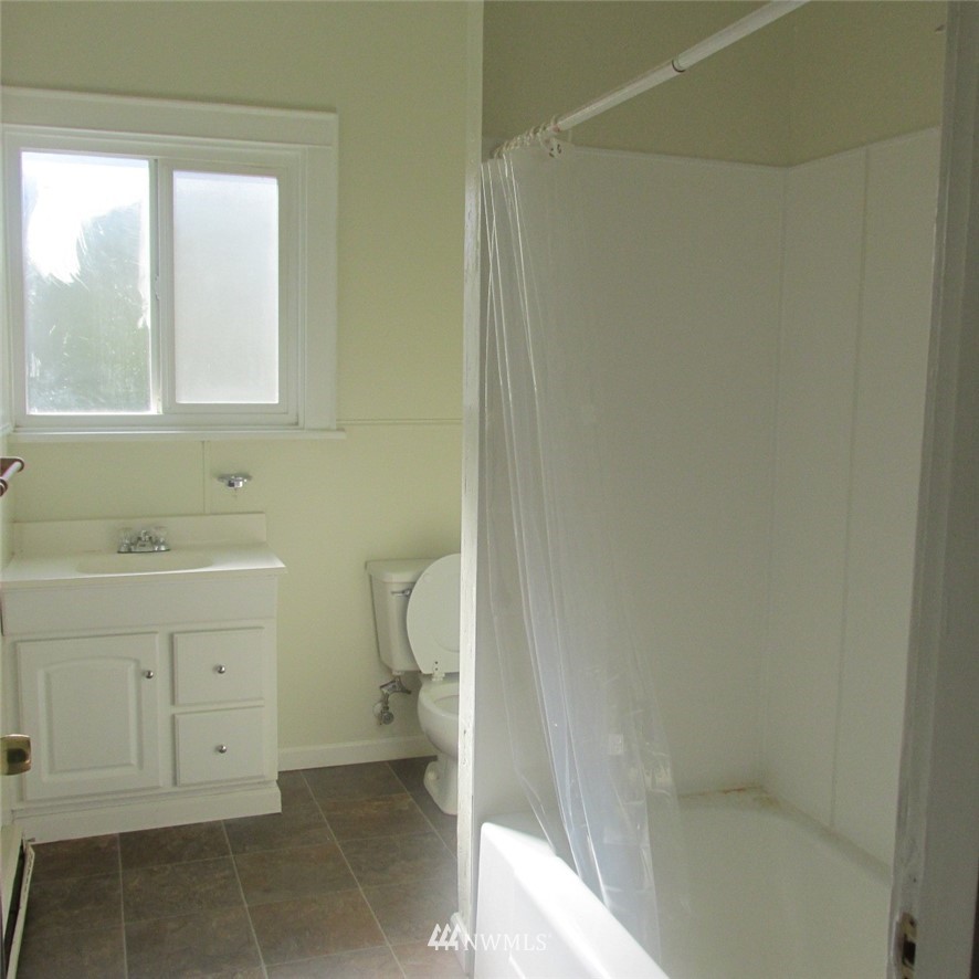 1020 J Street Hoquiam, WA 98550 - Photo 15 of 24 a bathroom with a sink a toilet and a bathtub