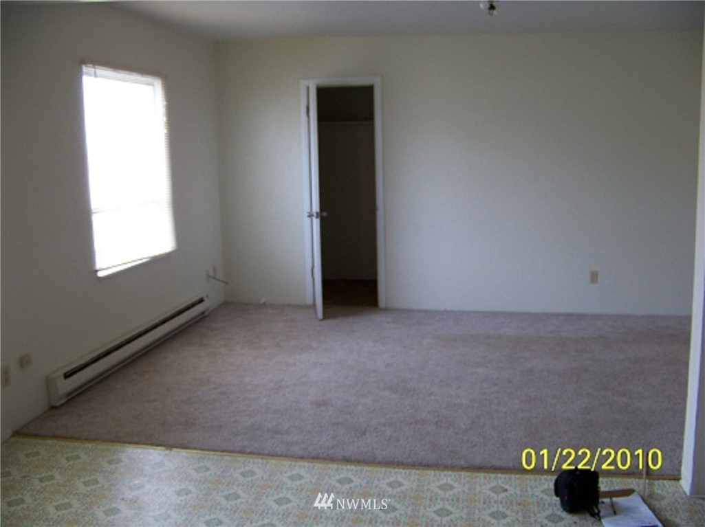 1020 J Street Hoquiam, WA 98550 - Photo 22 of 24 a view of an empty room with a window