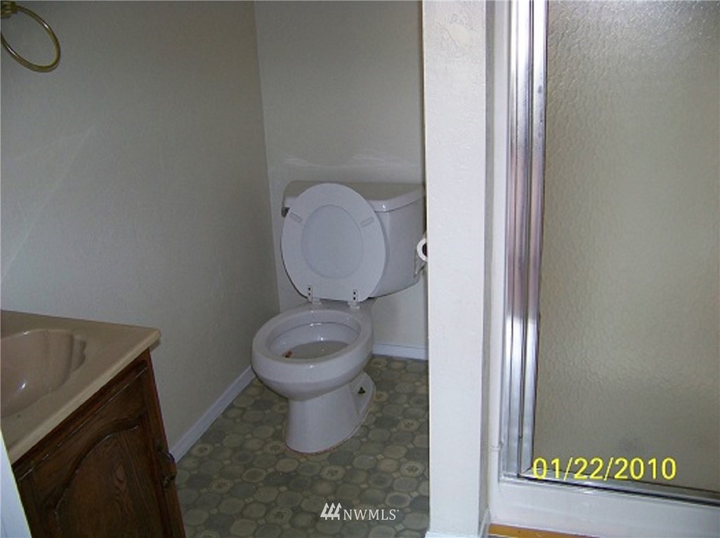 1020 J Street Hoquiam, WA 98550 - Photo 24 of 24 a bathroom with a toilet and a sink