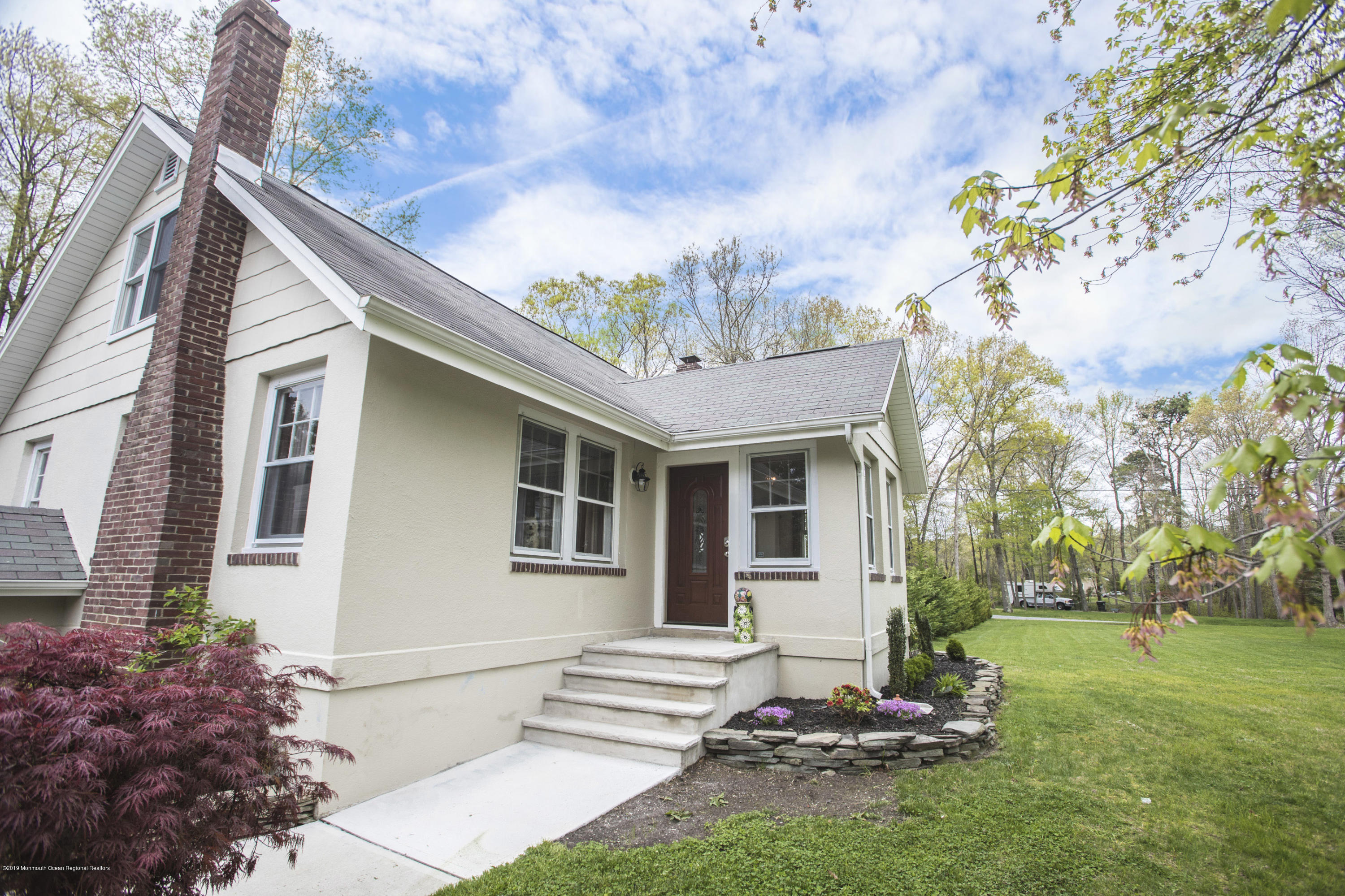 204 Leesville Road Jackson, NJ 08527 - Photo 2 of 49 a front view of a house with a garden