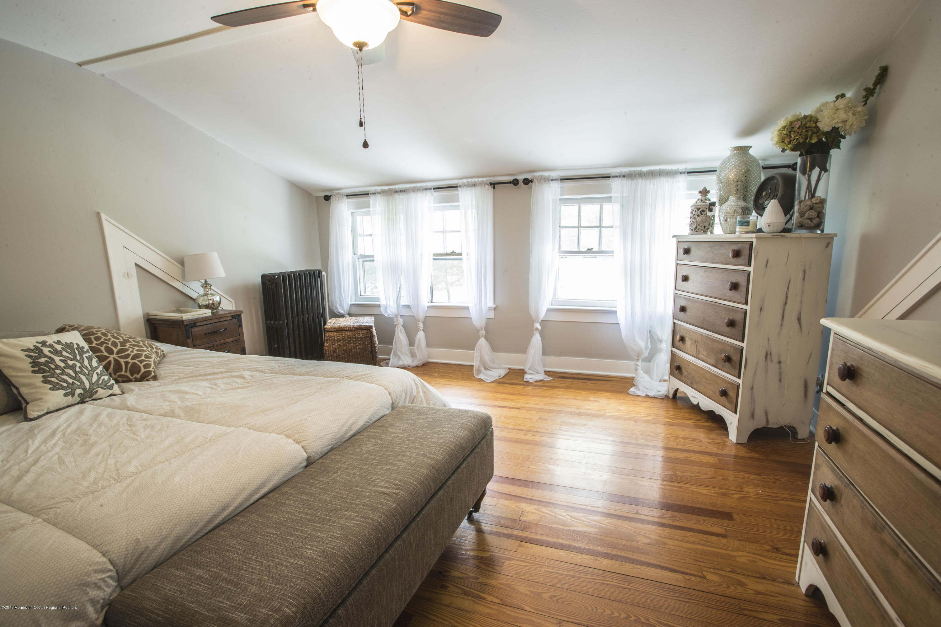 204 Leesville Road Jackson, NJ 08527 - Photo 18 of 49 a spacious bedroom with a bed and furniture