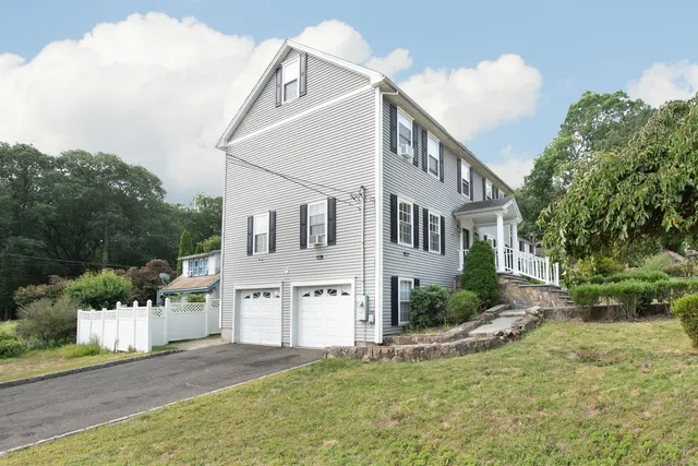 a view of a house with a yard