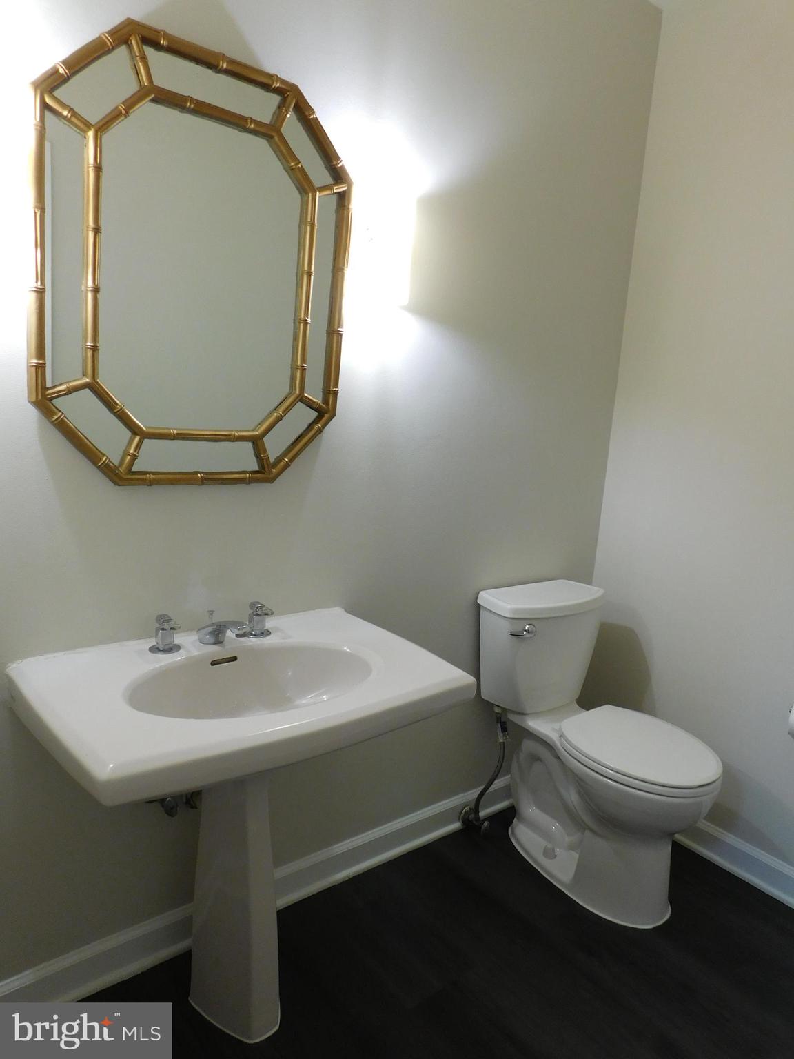 6609 Anthony Crest Square McLean, VA 22101 - Photo 13 of 31 Guest bathroom