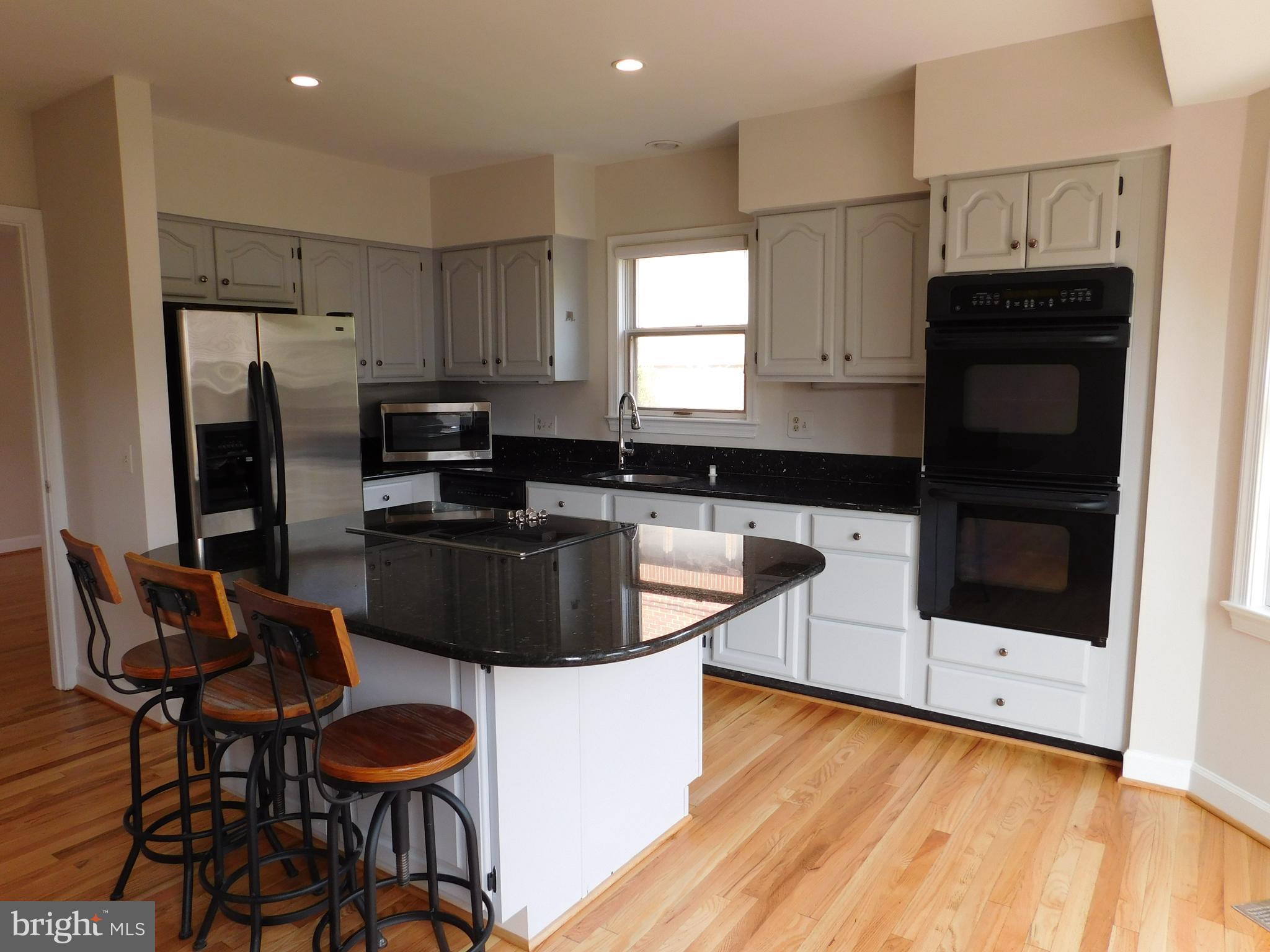 6609 Anthony Crest Square McLean, VA 22101 - Photo 10 of 31 Kitchen