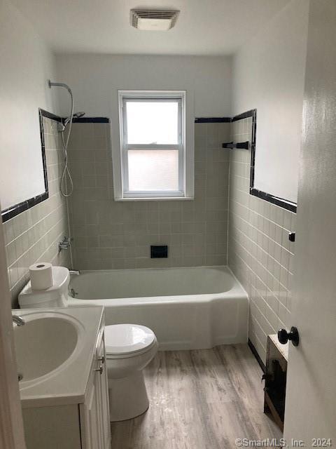 925 Wayne Street, Unit 1 Bridgeport, CT 06606 - Photo 7 of 9 a bathroom with a sink a toilet and a bathtub