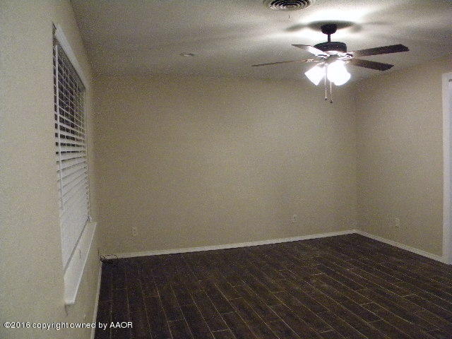5115 Shield Drive Amarillo, TX 79110 - Photo 4 of 12 Living room