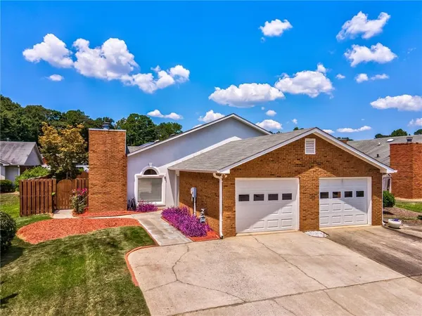 $1,900 | 215 Arbor Way, Fayetteville, GA 30215