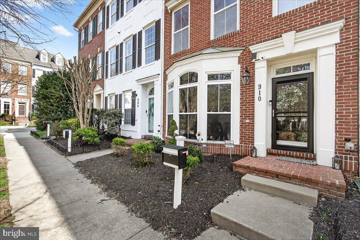 910 Featherstone Street Gaithersburg, MD 20878 - Photo 3 of 34
