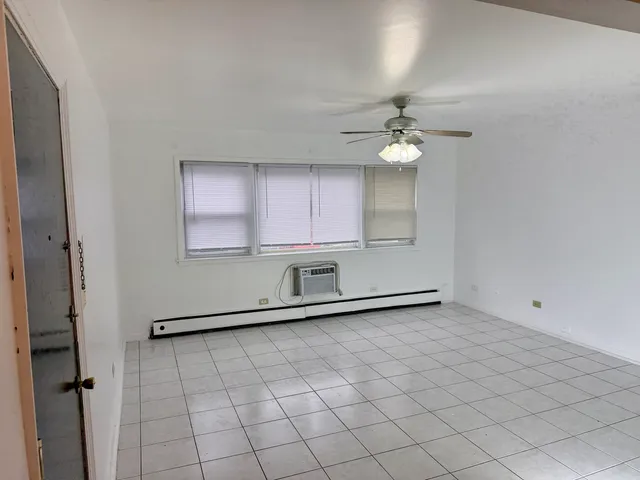 $1,500 | 255 East Oak Street, Unit 8, Addison, IL 60101