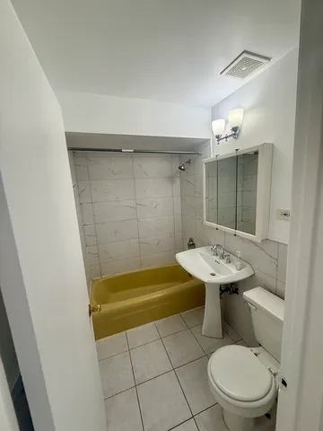 $1,500 | 255 East Oak Street, Unit 8, Addison, IL 60101