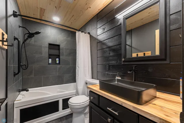 $1,150,000 | 635 20th Street Northeast, Thompson, ND 58278