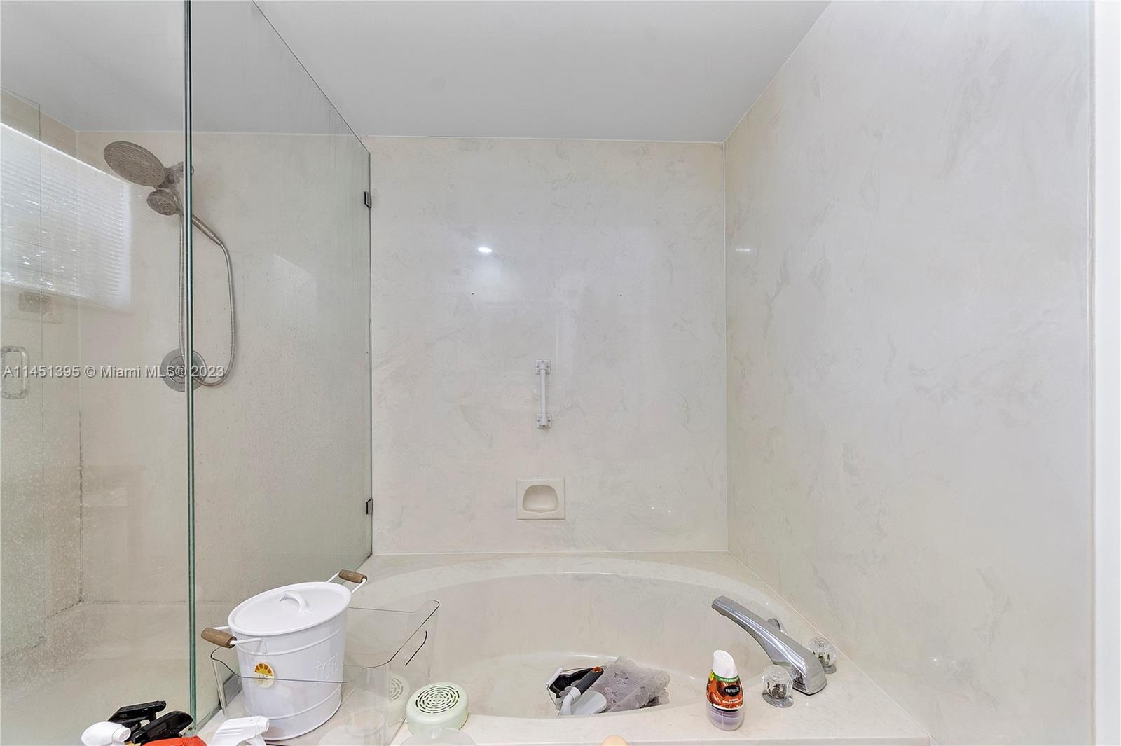 6157 Old Court Road, Unit 225 Boca Raton, FL 33433 - Photo 16 of 27 a bathroom with a bathtub and a toilet