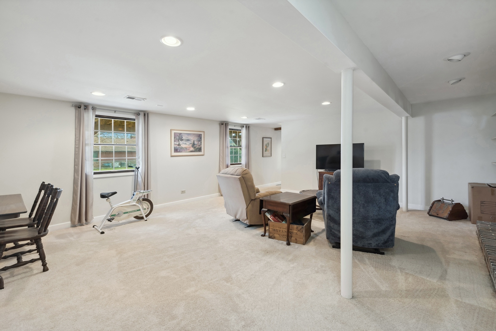 243 South Wulff Street Cary, IL 60013 - Photo 21 of 27 a living room with furniture