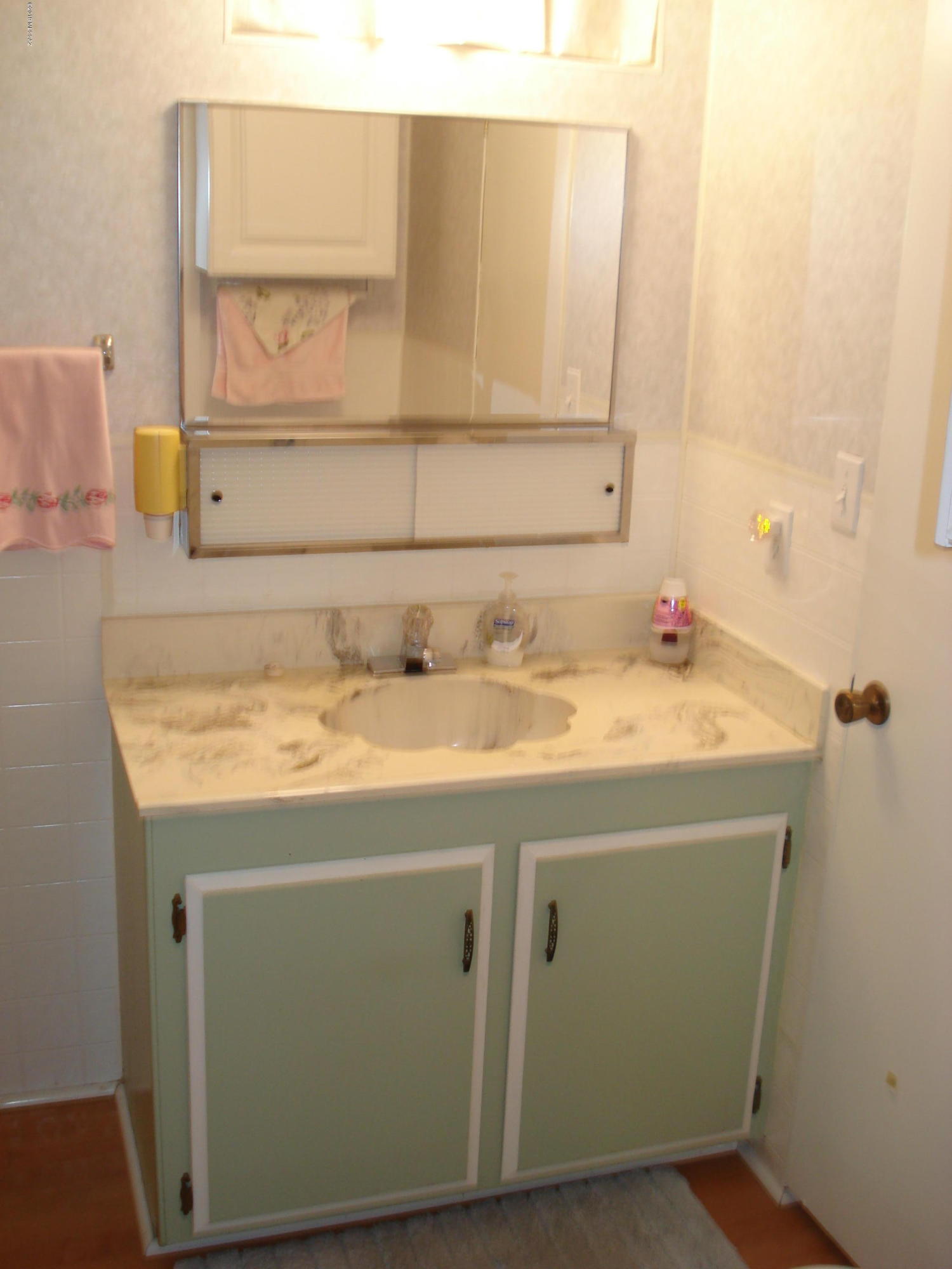 5608 West Rocking Cir Street Tucson, AZ 85713 - Photo 22 of 37 Hall bathroom