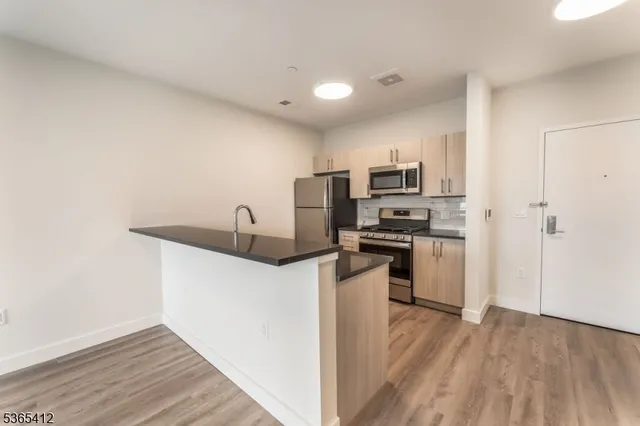 $2,215 | 72 South Essex Avenue, Unit 409, Orange, NJ 07050