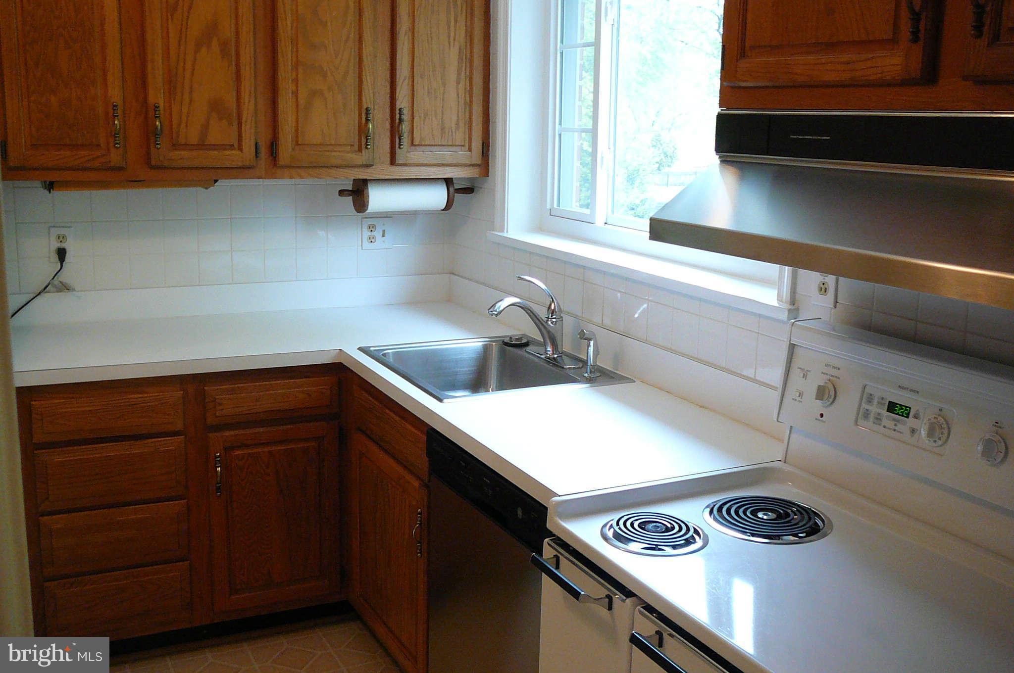 6107 Fox Hill Street Springfield, VA 22150 - Photo 6 of 26 Kitchen
