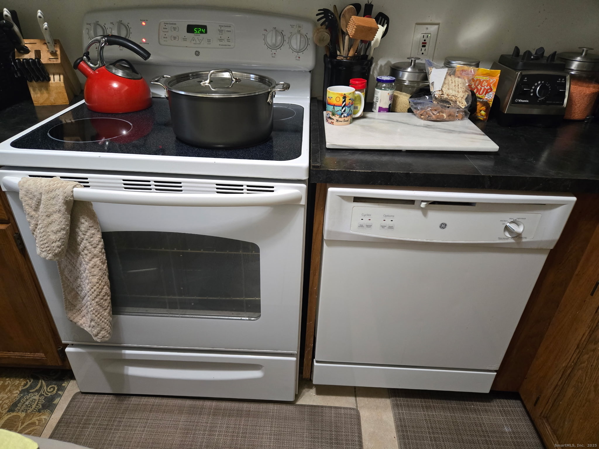 93 Spruce Street, Unit 11 Stamford, CT 06902 - Photo 4 of 6 a storage stove top oven sitting inside of a kitchen