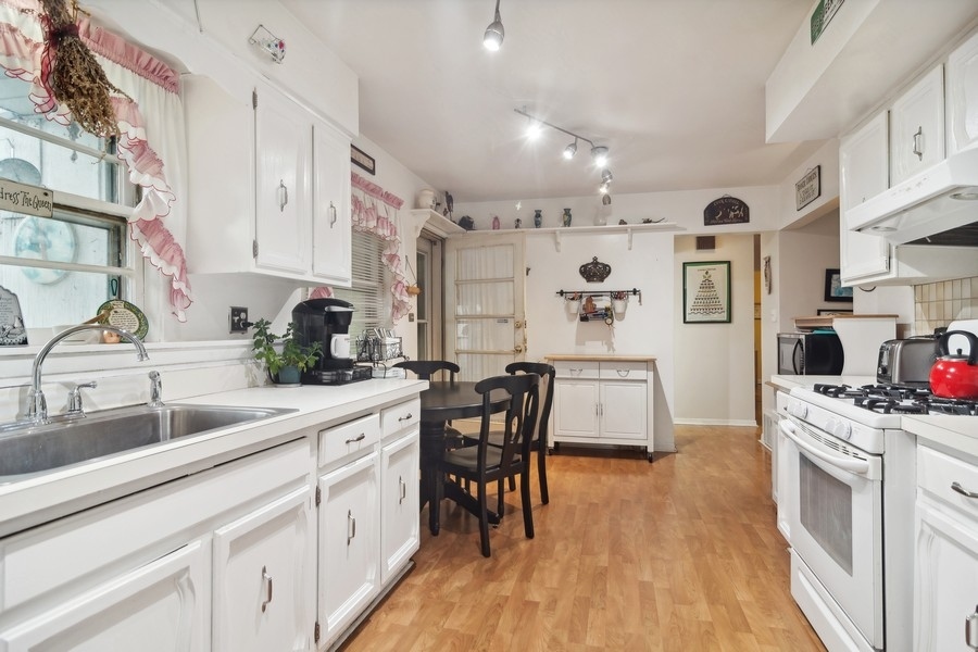 16W360 94th Place Burr Ridge, IL 60527 - Photo 7 of 24 Gallery Image 7