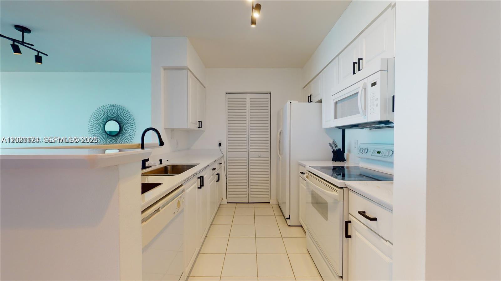 90 Alton Road, Unit 908 Miami Beach, FL 33139 - Photo 9 of 16