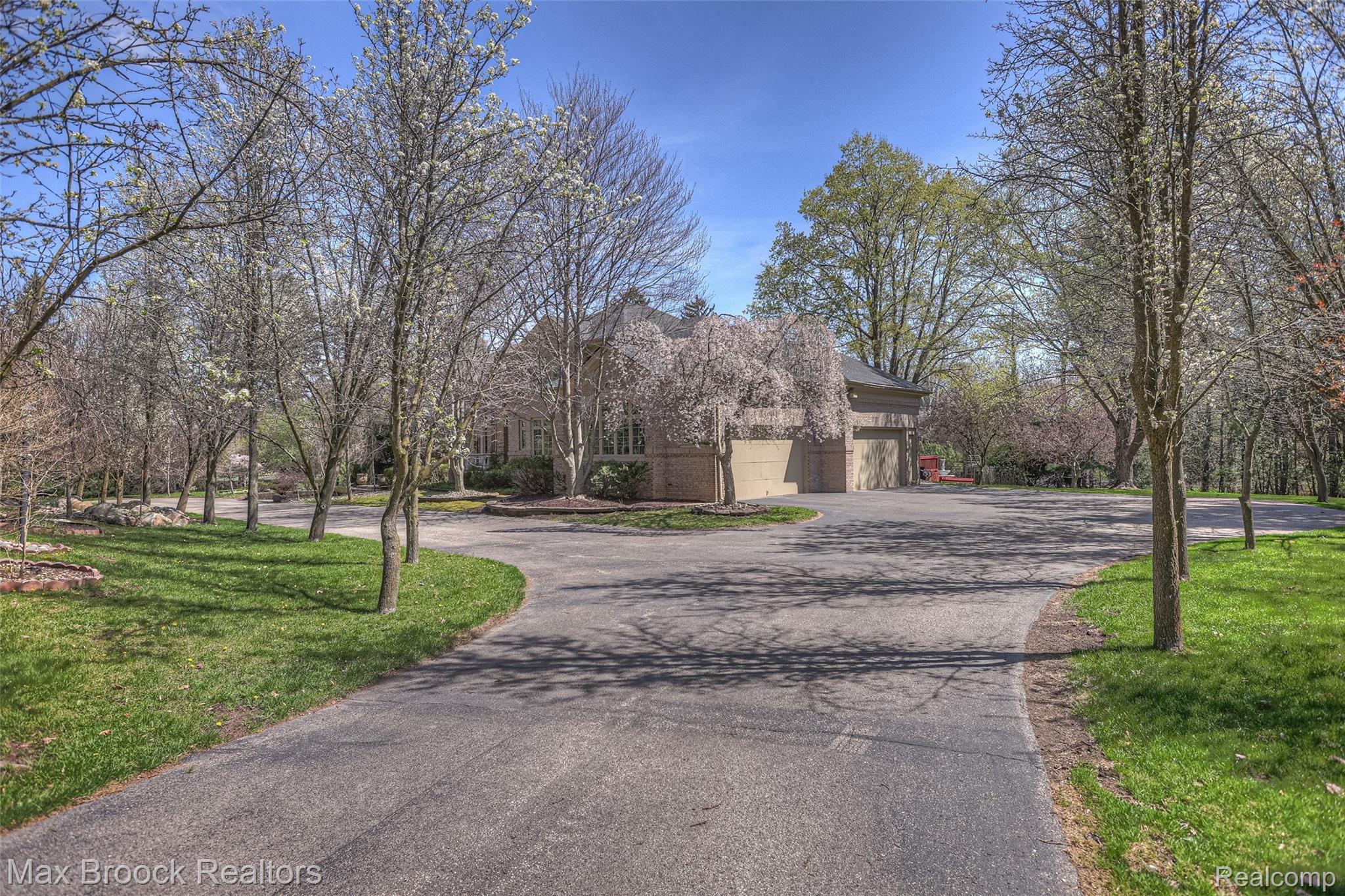 1250 Vaughan Road Bloomfield Hills, MI 48304 - Photo 42 of 43 Side Garage View.jpg