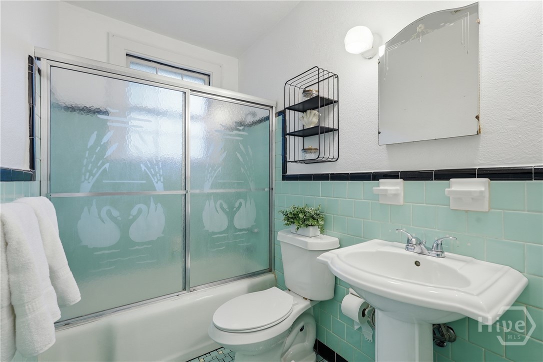 1014 Wilmington Island Road Savannah, GA 31410 - Photo 20 of 58 Hall downstairs bath