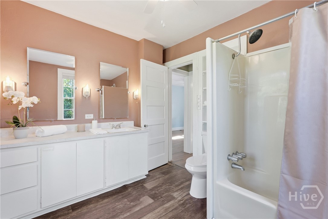 1014 Wilmington Island Road Savannah, GA 31410 - Photo 26 of 58 Upstairs bath, tub/shower