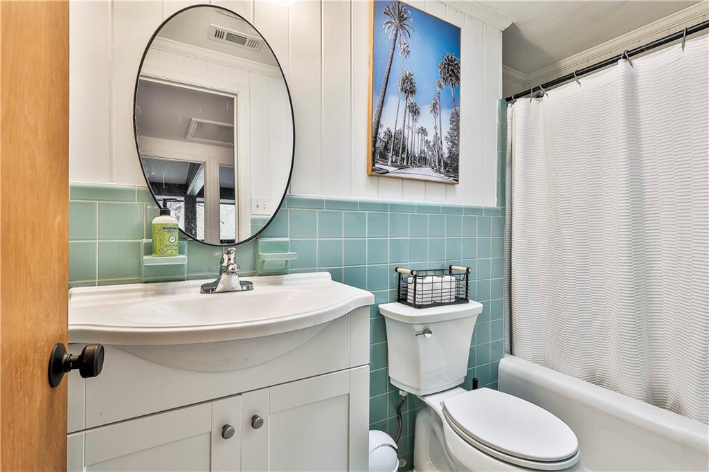 511 East Boyd Road Hogansville, GA 30230 - Photo 11 of 28 a bathroom with a toilet sink and mirror