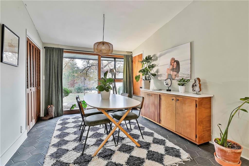 511 East Boyd Road Hogansville, GA 30230 - Photo 6 of 28 a dining room with furniture a chandelier and wooden floor