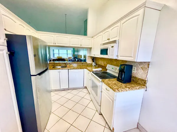 $2,000 | 4698 Lucerne Lakes Boulevard East, Unit 203, Lake Worth, FL 33467