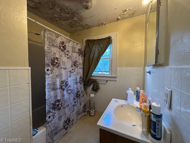 814 Pine Cir Drive High Point, NC 27265 - Photo 27 of 30 3rd bathroom sink shower view