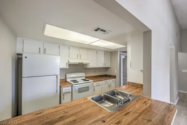 $1,025 | 2981 Country Manor Lane, Unit 122, Las Vegas, NV 89115