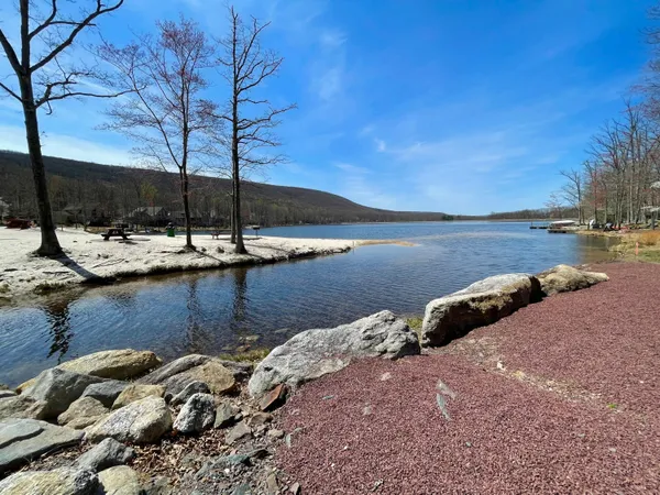 $899,000 | 8 Kickapoo Drive, Hazleton, PA 18202