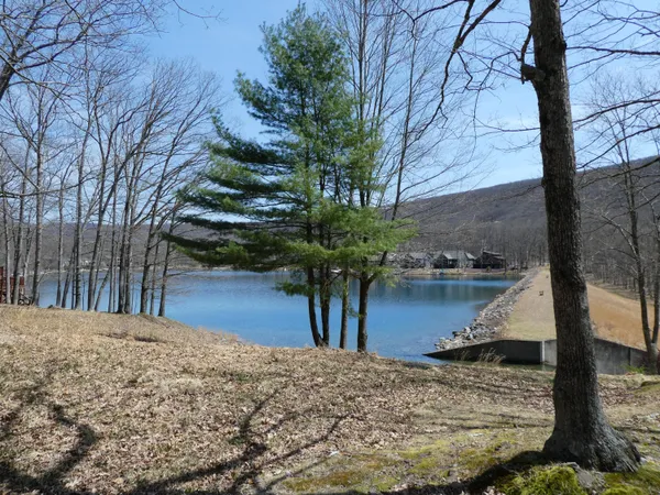 $899,000 | 8 Kickapoo Drive, Hazleton, PA 18202