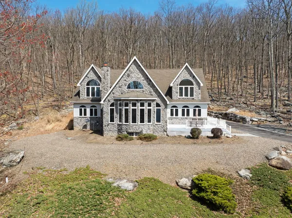 $899,000 | 8 Kickapoo Drive, Hazleton, PA 18202