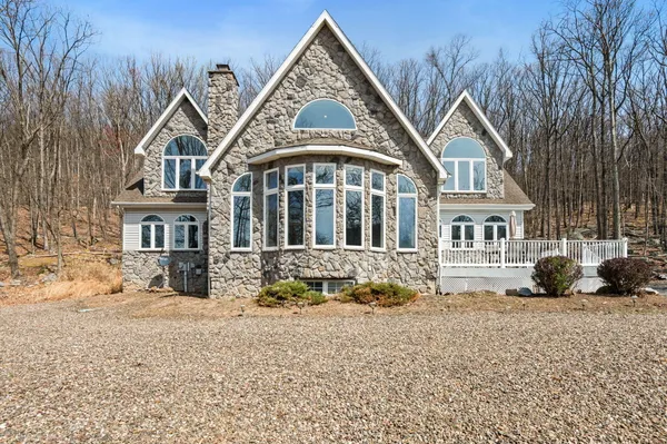 $899,000 | 8 Kickapoo Drive, Hazleton, PA 18202
